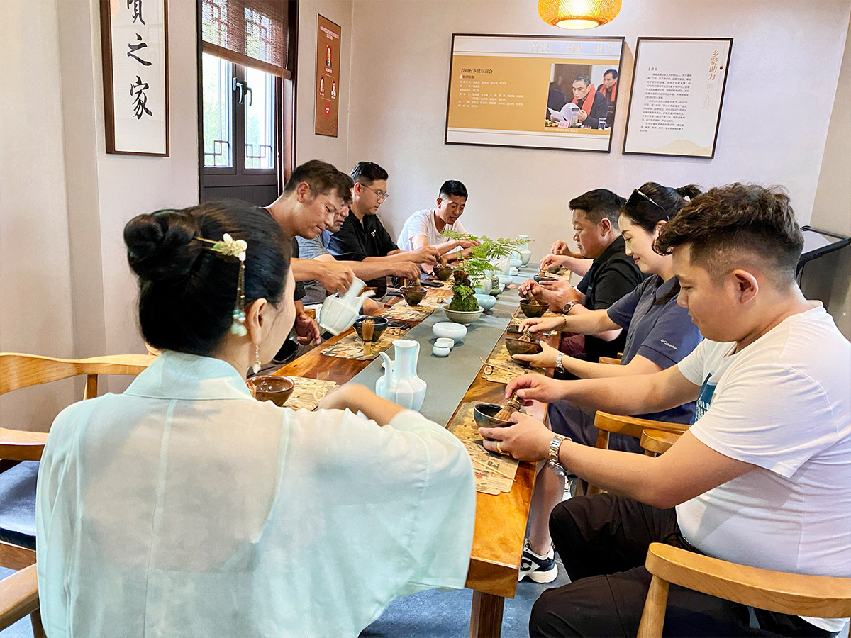 乡村振兴学院培训学员在径山村体验点茶文化