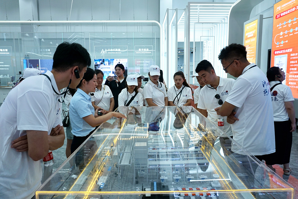 参观中国服装科创研究院智能仓储管理系统WMS