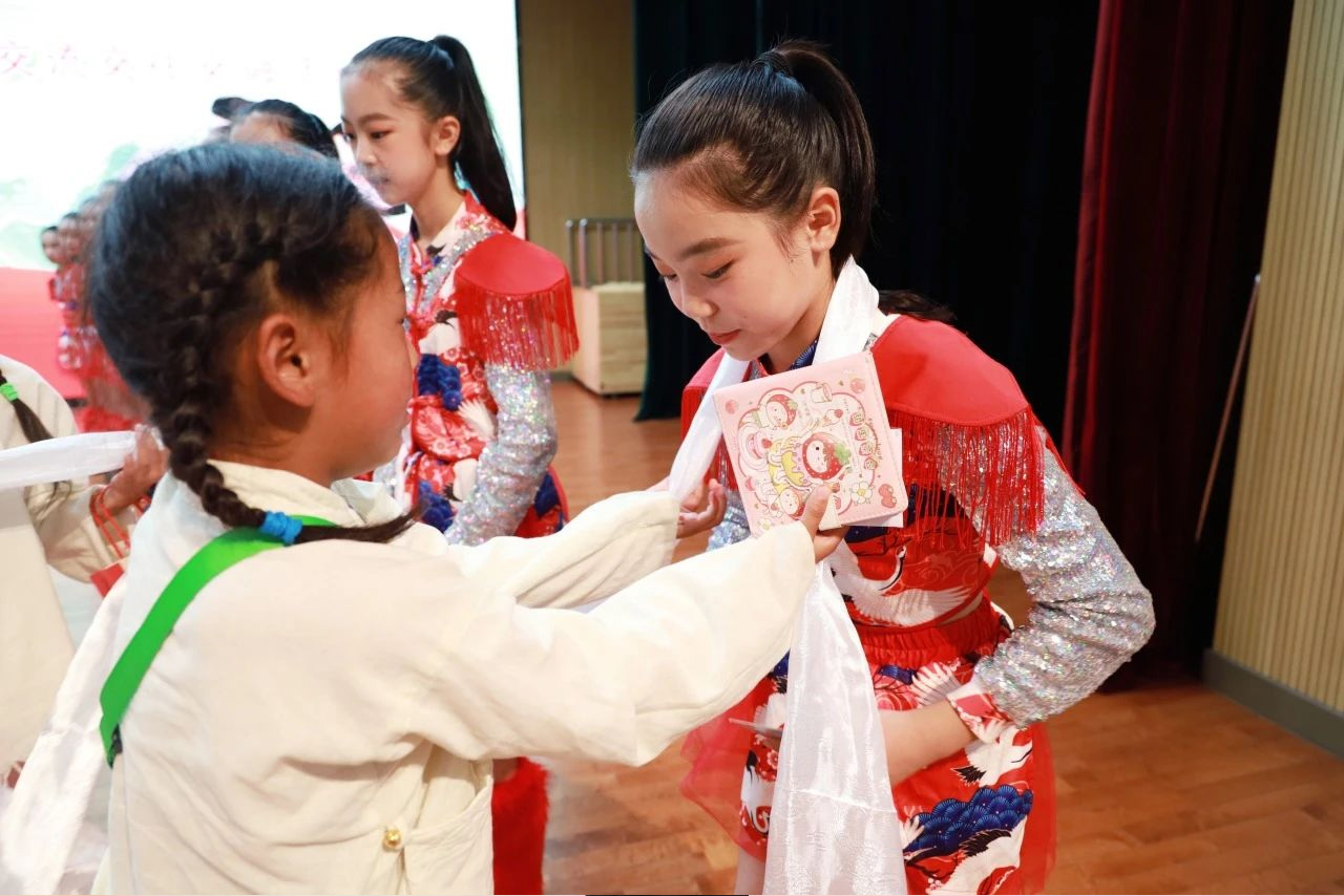 理塘青少年向钱塘区青少年献哈达
